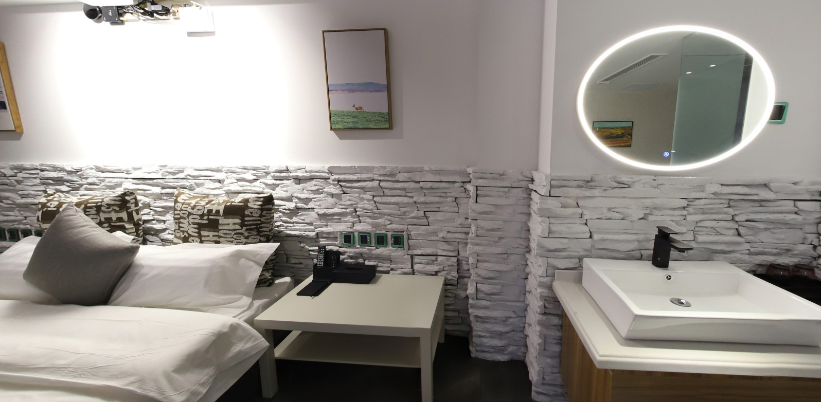 木石風格酒店房間衛(wèi)浴鏡燈